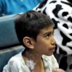 Francisco con uno de los niños del Hospital Infantil Federico Gómez de Ciudad de México - allí propuso la cariñoterapia