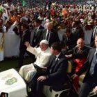 En el encuentro con los jóvenes en Morelia, una vez más, el Papa quiso recorrer toda el área y saludar de cerca a los asistentes