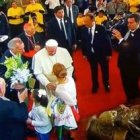 El Papa Francisco en la catedral de Morelia saluda a Lupita y su madre, junto a la imagen del niño mártir José Sánchez del Río