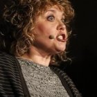 Dolors Miquel recitando su composición en la entrega de Premios Ciudad de Barcelona