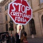 Un manifestante de Barcelona pide respeto a los cristianos