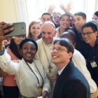 Los 12 jóvenes voluntarios de la JMJ de todo el mundo se hicieron un selfie con el Papa Francisco