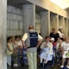Enfermos juntos a las piscinas o espacios para bañarse en el Santuario de Lourdes - la protagonista también iba en silla de ruedas y con voluntarios