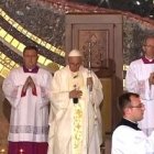 Francisco escucha el Evangelio en el Santuario de Juan Pablo II - su predicación anima a salir a evangelizar