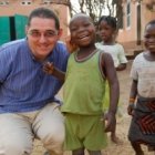 El padre Luis Ángel Moral con niños de la misión de Fo-Bouré en Benín