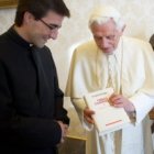Carlos Granados presenta a Benedicto XVI otro tomo de la edición española de sus obras completas