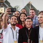 Jóvenes de Cáritas Polonia se hacen selfies con el cardenal Tagle de Manila