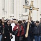El Papa Francisco con los trabajadores vaticanos y sus familias en procesión hacia la Puerta Santa