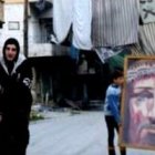 Unos jóvenes cristianos de Alepo trasladan unas imágenes de Cristo, en una foto difundida por AsiaNews