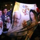 Devotos se preparan para pasar la noche en la plaza de Ecatepec antes de la gran misa con el Papa Francisco