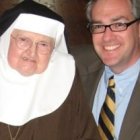 La fundadora de EWTN, la Madre Angélica, con el actual presidente, Michael Warsaw, que planta cara a la obligación de pagar actividades inmorales