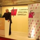 El sacerdote Gil Tamayo, portavoz de la Conferencia Episcopal, responde a las preguntas de los periodistas
