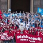 Miles de estudiantes preparan así la llegada del Papa