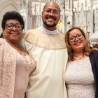 El padre Ángel Miguel abraza a su madre (a su derecha) y a su madrina (a su izquierda) en el día de su ordenación.