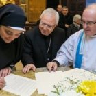 La hermana Antonella con el obispo de Alicante, monseñor Murgui