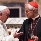 El Papa Francisco con el cardenal Wuerl... ya tenía 77 años pero la renuncia va ligada a la crisis en la iglesia norteamericana