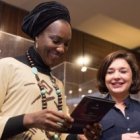 Ebele Okoye, de Nigeria, recibe el premio Harambee 2018, de manos de Guadalupe Arnal, de René Furterer