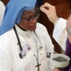Una doctora del Hospital Gemelli de Roma recibe la ceniza en Miércoles de Ceniza