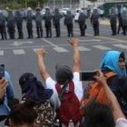 La represión del gobierno orteguista y sus paramilitares en Nicaragua busca suscitar una respuesta armada, dice el entrevistado, pero el pueblo mantiene la protesta pacífica