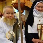 Niños vestidos de santos en Holywins, probablemente Judas Tadeo y Faustina Kowalska