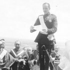 El Rey Alfonso XIII lee la consagración de España al Sagrado Corazón de Jesús