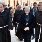 Monseñor Hoser, acompañado por los franciscanos de Medjugorje durante una visita al lugar.