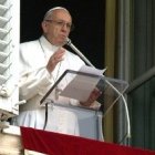 El Papa Francisco dirige el Ángelus cada domingo desde su ventana