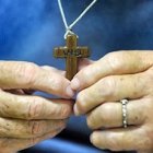 Manos gastadas de bendecir.