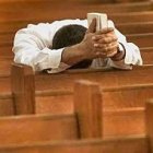 Rezando en la iglesia.