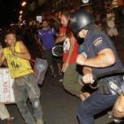 Jóvenes manifestándose contra el Papa
