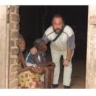 El obispo J. J. Aguirre y las ancianas que acoge acusadas de ser brujas