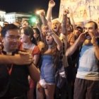 Los indignados laicistas insultando en Sol