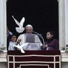 El Papa durante el Ángelus con las palomas