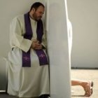 Un sacerdote confesando en el parque del Retito durante la JMJ 2011