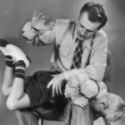 Un padre da azotes a su hijo