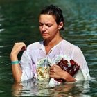 Muchas personas son bautizadas en el Jordán.