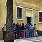 En la cola de Cáritas.