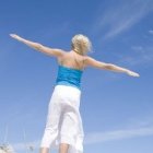 Una mujer contempla el cielo