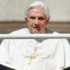 El papa Benedicto XVI junto a mayordomo Paolo Gabriele, a la izquierda