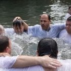 Protestantes de Brasil en Yardenit, en el río Jordán... la Iglesia Católica admite como cristiano a todo bautizado en nombre del Padre, del Hijo y del Espíritu Santo