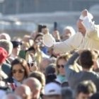 El Papa Francisco con la gente en la plaza de San Pedro para la audiencia de cada miércoles
