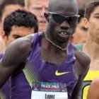 Lopez Lomong, en el centro, es un corredor de nivel olímpico, que ha visto a Dios en su vida