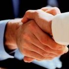 Unas manos que se estrechan