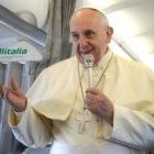 El Papa Francisco en el avión de vuelta de Estrasburgo