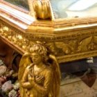 Los devotos veneran los restos del santo, muy popular en la zona de Rímini - colocaron la ropa del niño sobre la urna, la bendijeron, le vistieron con ella y se curó