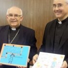 El obispo auxiliar Ángel Fernández Palomo y el vicario Emilio Palomo muestran algunos dibujos de niños que llevan al Papa