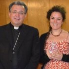 Cristina Sánchez, de Alfa y Omega, al recibir el Premio Lolo 2015, con el obispo Ginés García