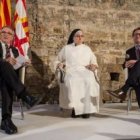 Caram, monja argentina e independentista, majestática entre el alcalde y el President de la Generalitat