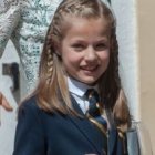 La Princesa Leonor saluda en el día de su primera comunión - es la hija mayor de Felipe VI y heredera del trono