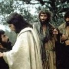 - Simón, hijo de Juan, ¿me amas más que éstos?